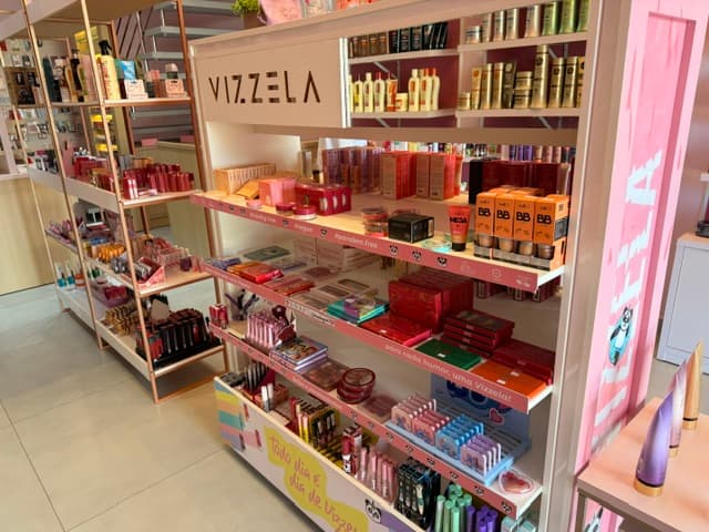 Vitrine de maquiagem Vizzela na loja Flor da Pele