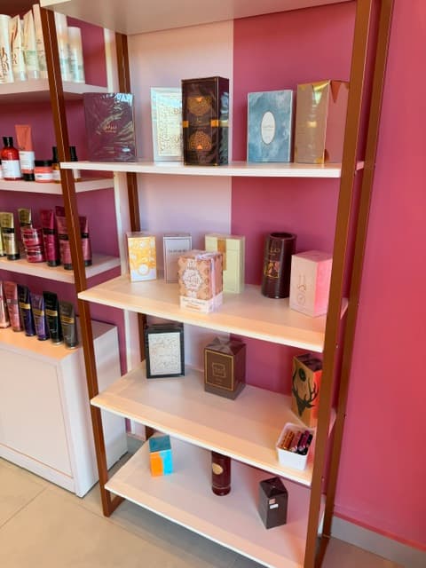 Prateleira de perfumes na loja Flor da Pele
