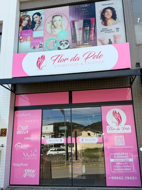 Fachada da loja Flor da Pele Cosméticos em Bombinhas
